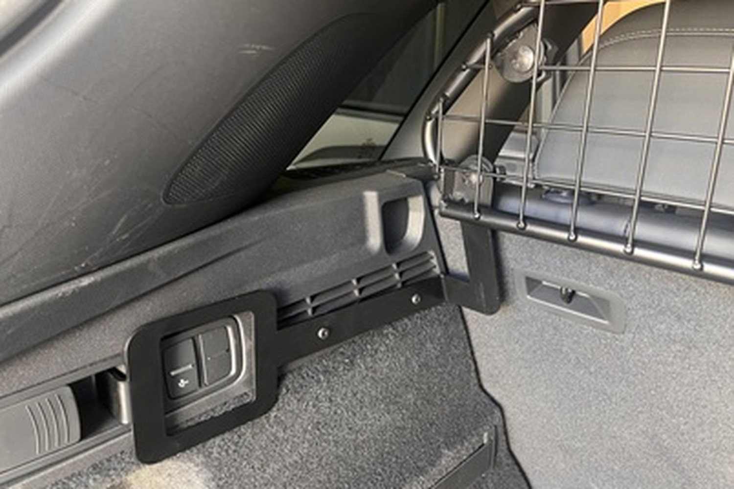 Dog guard suitable for Audi Q5 (GU) 2024-> Kleinmetall Masterline (5) Dog guard suitable for Audi Q5 (GU) 2024-> Kleinmetall Masterline (5)