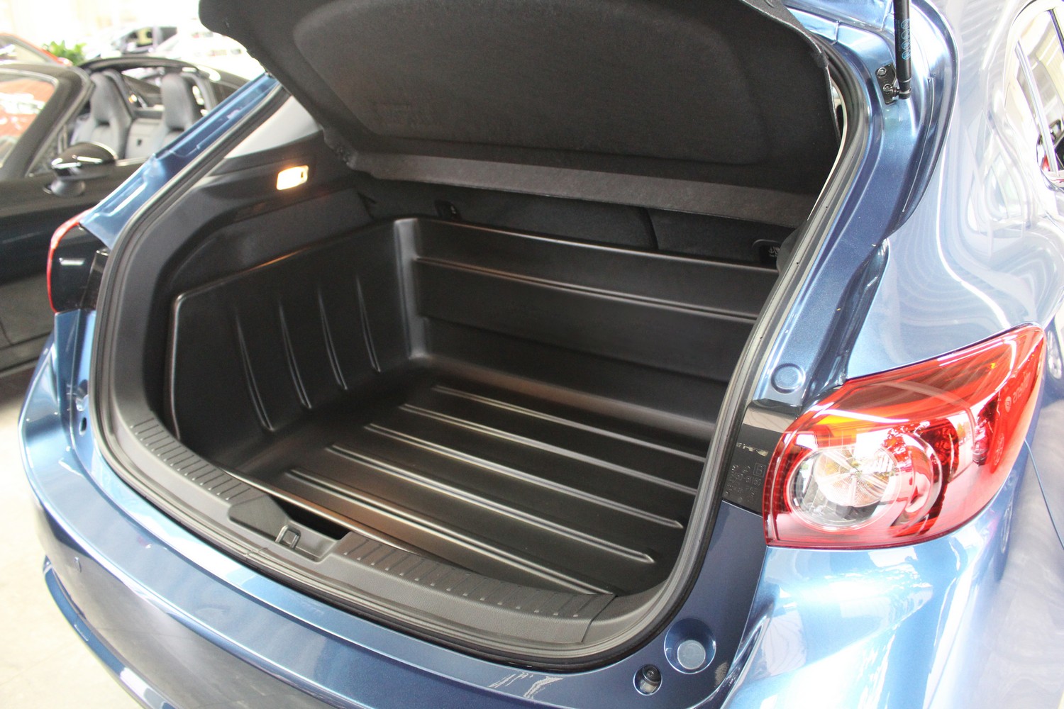 Boot liner suitable for Mazda3 (BM) 2013-2019 5-door hatchback Boot-Guard 99 x 70 x 33 cm (MAZ1M3BG) (3)