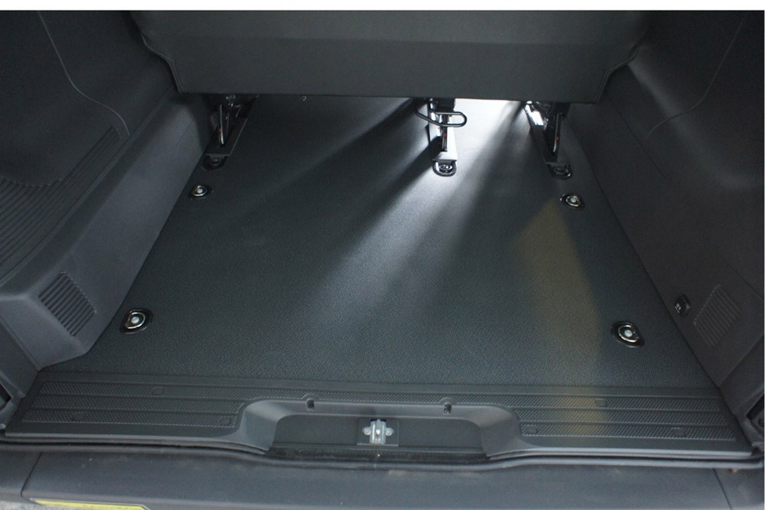 Boot mat suitable for Mercedes-Benz Vito Combi (W639) 2003-2014 Guardliner anti slip PE/TPE rubber (MB2VITM-G) (3) Boot mat suitable for Mercedes-Benz Vito Combi (W639) 2003-2014 Guardliner anti slip PE/TPE rubber (MB2VITM-G) (3)