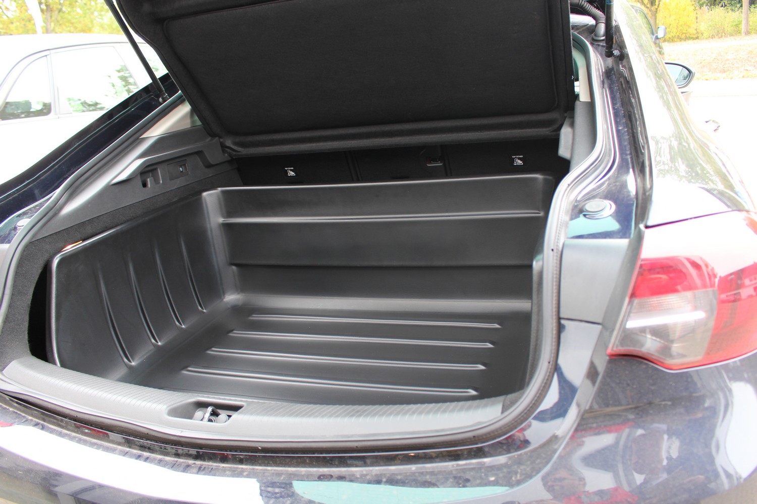 Bac de coffre convient à Opel Insignia B Grand Sport 2017-2022 4 portes tricorps Boot-Guard 99 x 90 x 33 cm Bac de coffre convient à Opel Insignia B Grand Sport 2017-2022 4 portes tricorps Boot-Guard 99 x 90 x 33 cm