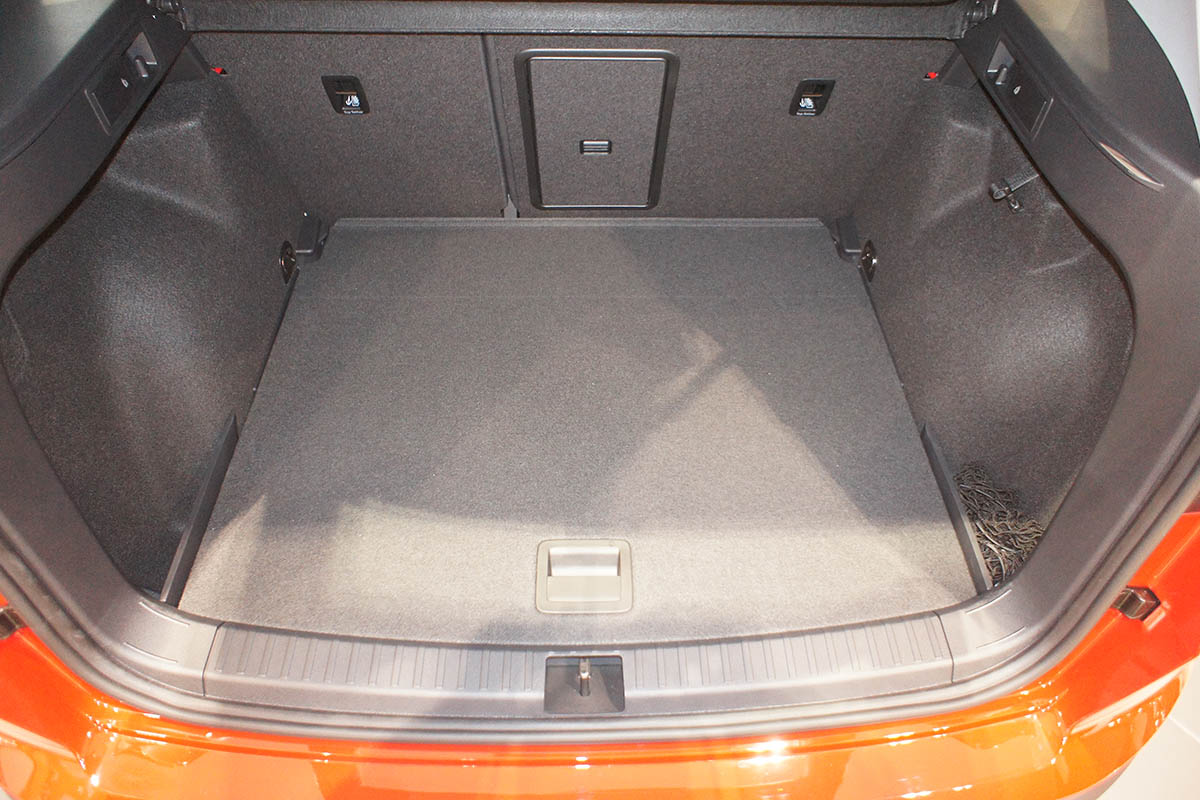 Fußmatten Kofferraumwanne Set kompatibel mit Seat Ateca 2016-2023 Schwarz  Gummi TPE : : Auto & Motorrad