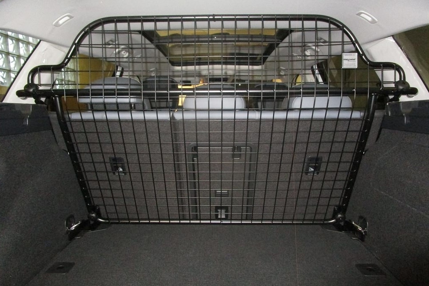 Dog guard suitable for Toyota bZ4X Touring 2025-> wagon Kleinmetall Masterline (4) Dog guard suitable for Toyota bZ4X Touring 2025-> wagon Kleinmetall Masterline (4)