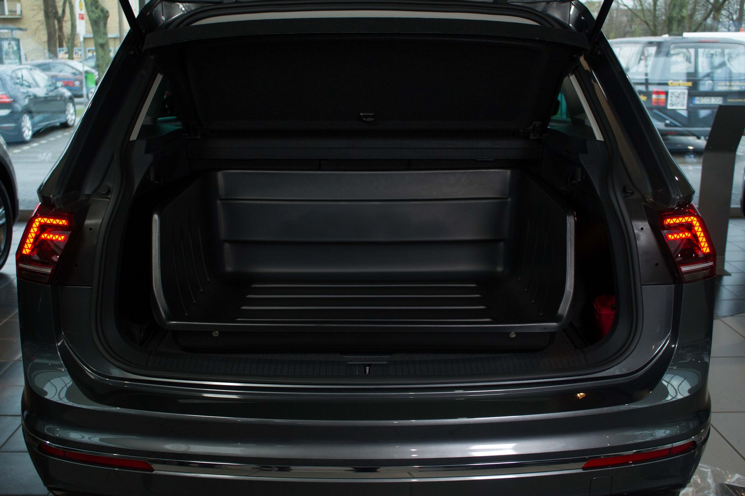 Kofferbakschaal geschikt voor Volkswagen Tiguan II Allspace 2017-2024 Boot-Guard 106 x 90 x 33 cm Kofferbakschaal geschikt voor Volkswagen Tiguan II Allspace 2017-2024 Boot-Guard 106 x 90 x 33 cm